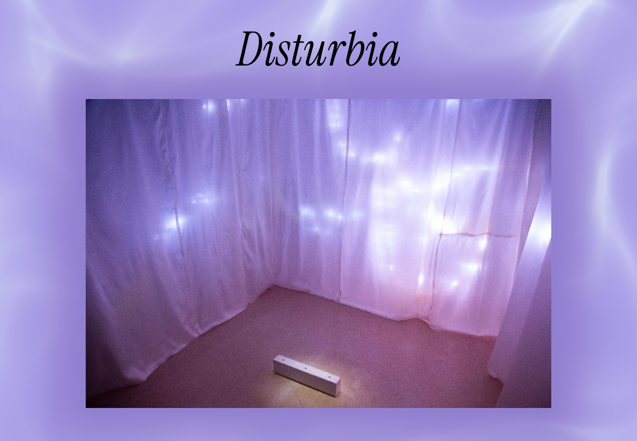 Disturbia-installasjonen med lys bak transparente tekstiler