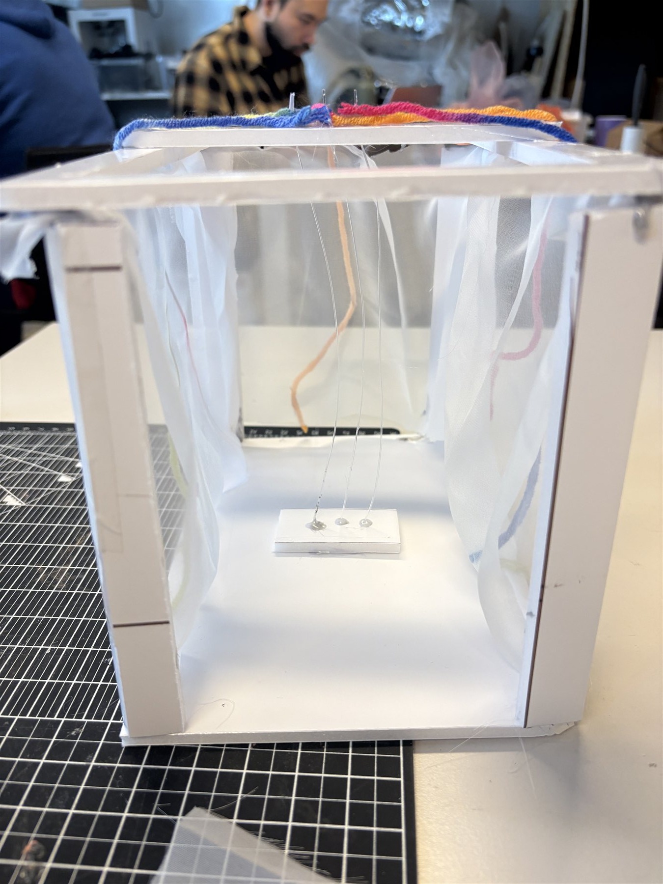 Liten prototype med tre strenger og tekstiler